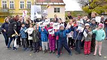 Bouřlivé přivítání připravilo městečko Chyše a jeho obyvatelé pro trenéra Josefa Váňu, žokeje Jana Kratochvíla i koně. Ti slavili v různé podobě úspěch při letošní Velké pardubické. Na setkání se svými hrdiny přišli malí i velcí. Foto: Daniel Seifert