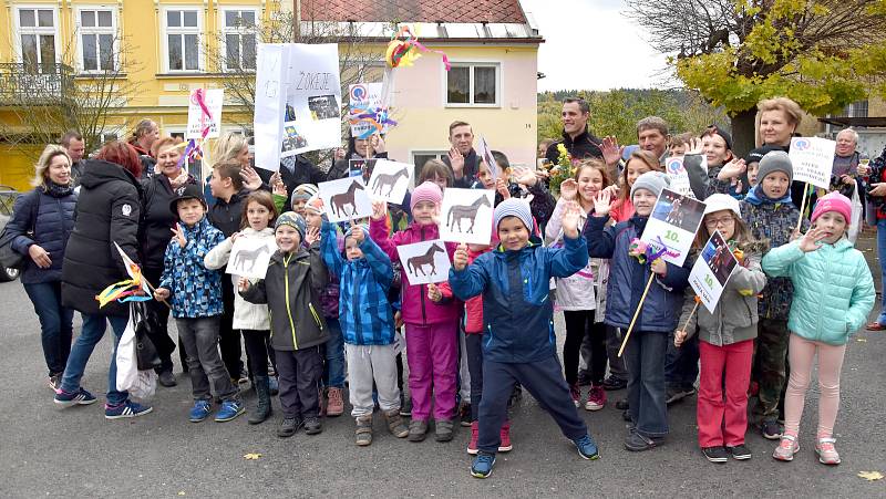 Bouřlivé přivítání připravilo městečko Chyše a jeho obyvatelé pro trenéra Josefa Váňu, žokeje Jana Kratochvíla i koně. Ti slavili v různé podobě úspěch při letošní Velké pardubické. Na setkání se svými hrdiny přišli malí i velcí. Foto: Daniel Seifert