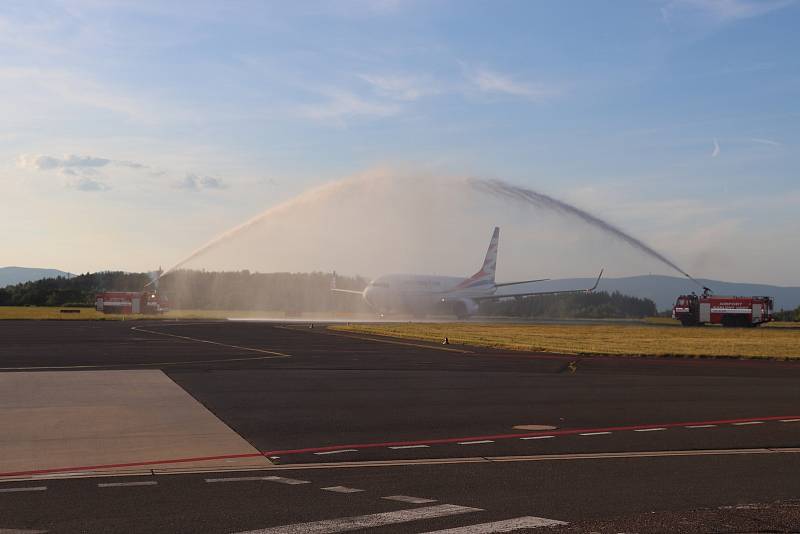 Slavnostní okamžiky startu prvního letadla z Karlových Varů do Antalye.