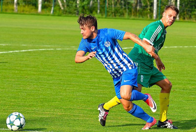 V exdivizním derby se z výhry 5:0 radovala karlovarská Slavia (v zeleném), když navíc Ostrovu (modrobílá) nedovolila skórovat.