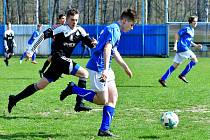 Nejdek (v černém) v domácím prostředí remizoval 2:2 s Ostrovem (v modrém).