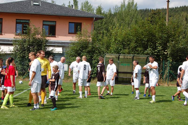 SIGI TEAM PROTI POTŮČKŮM se postavil na sobotní benefici. Zápas nakonec skončil 10:4 ve prospěch fotbalových hvězd, o výsledky tu ale vůbec nešlo.