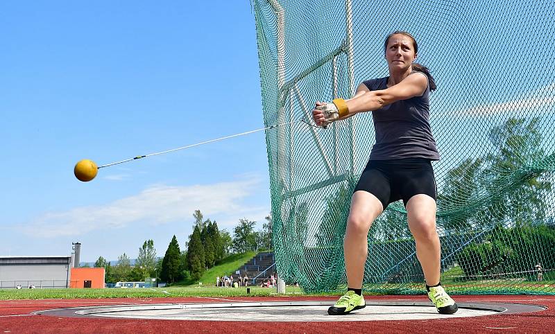 Atletická bitva tří krajů. Tu hostily o víkendu v rámci 1. kola OMD dorostu a juniorů Karlovarského, Plzeňského a Jihočeského kraje Karlovy Vary.