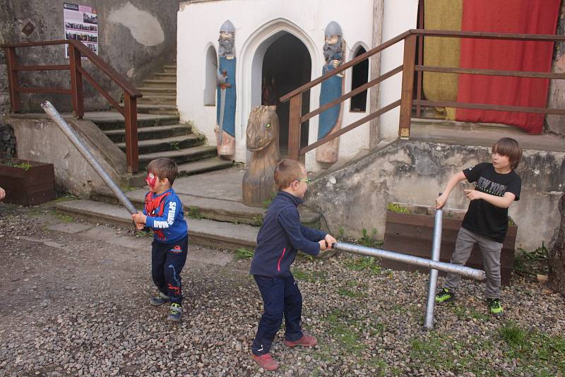 Lidé využili první velké příležitosti a vyrazili se pobavit na Horní hrad.