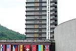 Karlovarský hotel Thermal, centrum festivalového dění, je v obležení filmových fanoušků.