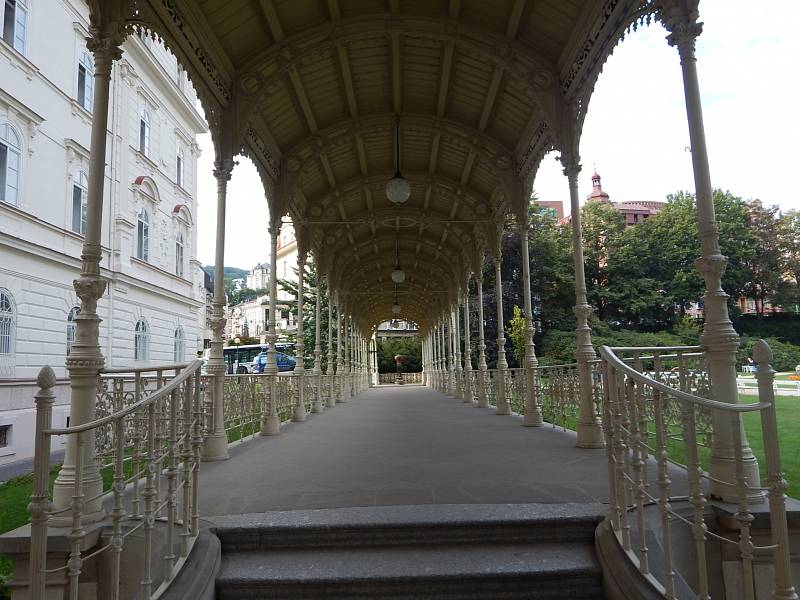 Centrum města Karlovy Vary zůstává i nadále prázdné. Lidé věří, že se po rozvolnění opatření život do města zase vrátí a turisté začnou do centra opět přijíždět.