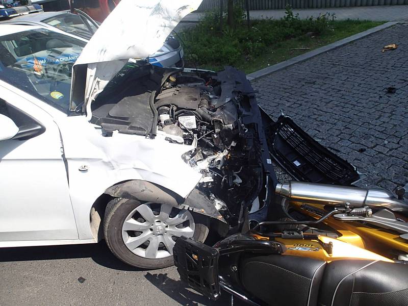 Při vážné nehodě v Karlových Varech zemřel motorkář.