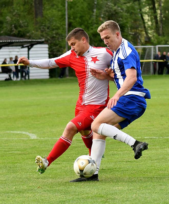 Dva body vyválčila ve vloženém 34. kole Fortuna ČFL na dvorském stadionu Slavia, která nejdříve uhrála s Převýšovem nerozhodný výsledek 1:1 a poté k tomu přidala druhý, bonusový bod z rozstřelu.