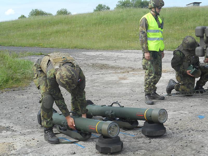 Vojáci z protiletadlového pluku ve Strakonicích se ve středu rozloučili se starými raketovými komplety typu Strela-10.