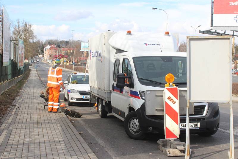 Těžká technika už najela na Dvorský most v Karlových Varech kvůli jeho demontáži. Most je uzavřen od 15. března. Nový má společnost Eurovia postavit do konce letošního roku.