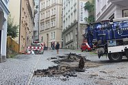 Škody po přívalovém dešti v lázeňském centru Karlových Varů.