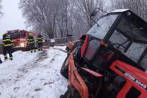 Na sněhu havaroval i traktor, osobní vůz narazil do domu