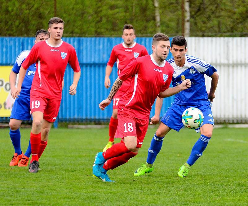 Nejdecký FK (v modrém) slavil v prvním kole krajského poháru výhru 5:0 nad Hvězdou Cheb (v červeném), když všechny trefy obstaral útočník Filip Neudert.