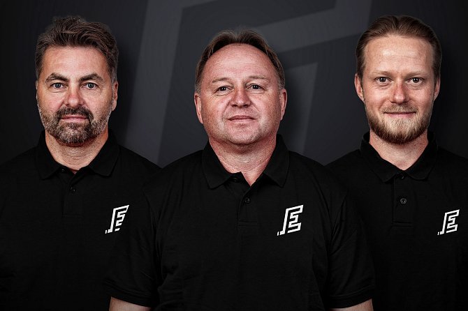 Energii povedou v nové sezoně hokejové legendy Pavel Patera (uprostřed) s Davidem Moravcem (vlevo) a Lukášem Mensatorem (vpravo).