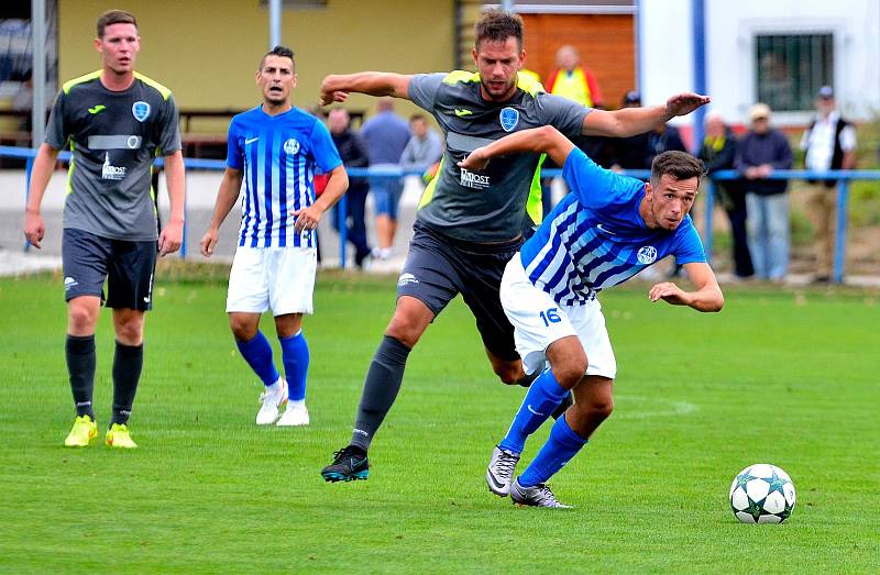 Cennou výhru 1:0 ukořistil před svými fanoušky ostrovský FK, který udolal v poměru 1:0 Mostecký FK (v šedém).