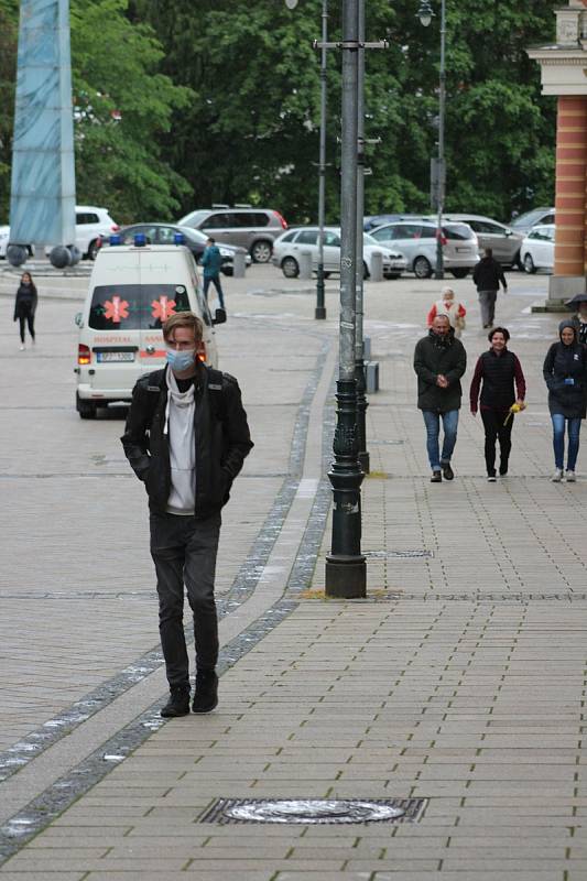 S rouškou nebo bez? Někteří je stále nosí, jiní už je venku nepoužívají.