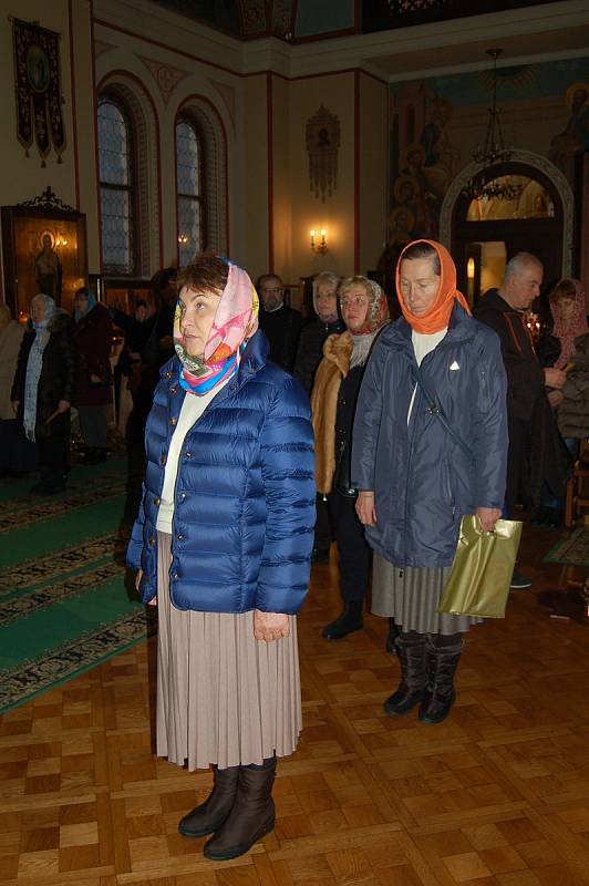 Zatímco ty křesťanské vánoční svátky skončily, ty pravoslavné právě začínají. V karlovarském Chrámu svatého Petra a Pavla se konala slavnostní bohoslužba, které se zúčastnila skupinka věřících.