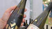 Jakub Mikulášek koupil se svým bratrem a otcem ve Vičicích v roce 2012 zchátralou vinici. Jejich lahve dostaly nyní i nový moderní design, který pochází z dílny Studio Tečka Romana Havelky a Lukáše Synka.