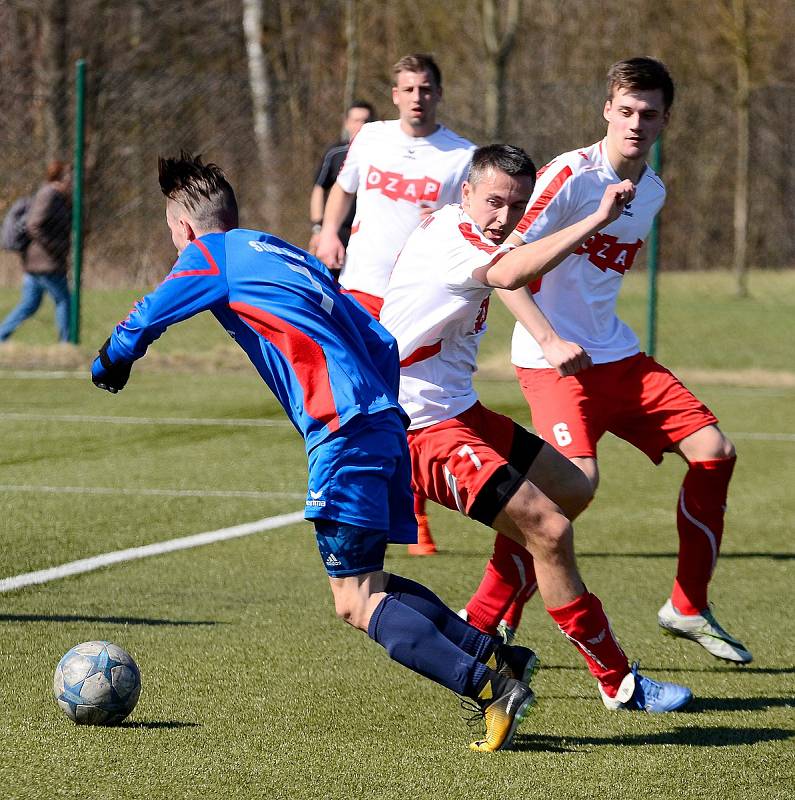 Fotbalisté Staré Role (v modrém) dosáhli na cennou výhru 5:3 v derby nad týmem Toužimi (v bíločerveném).