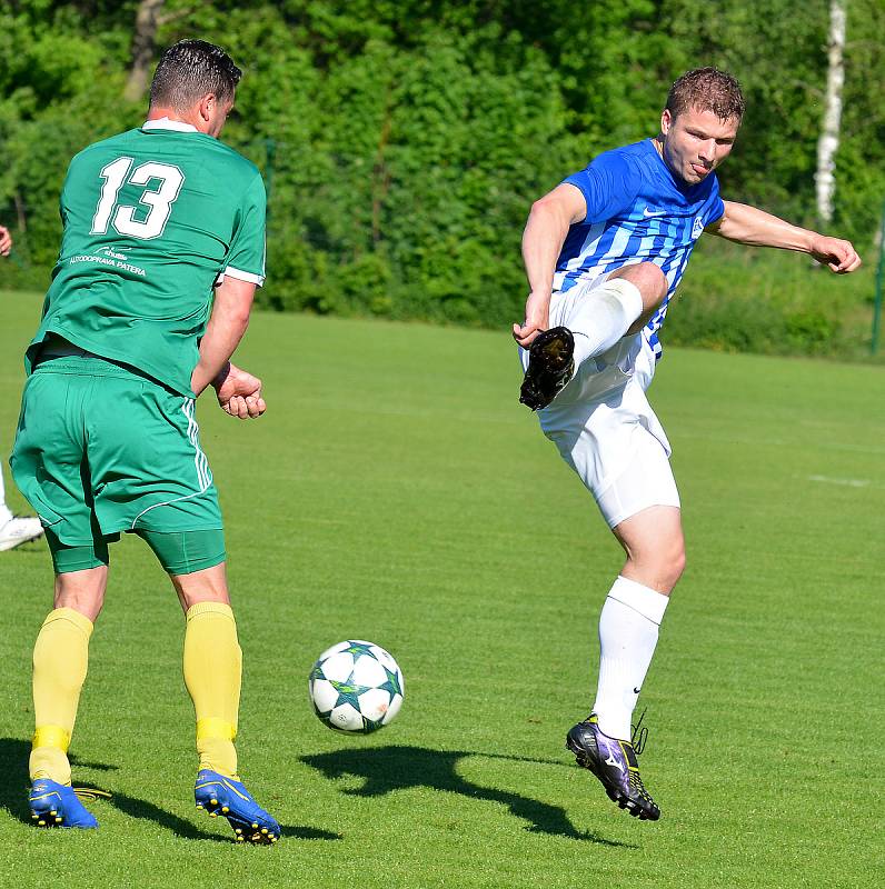 Ostrovský FK (v modrém) si připsal na účet velmi cennou výhru, když v derby pokořil karlovarský 1.FC (v zeleném) v poměru 3:2.