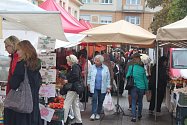 Farmářské trhy před Městskou tržnicí v Karlových Varech. Ilustrační snímek