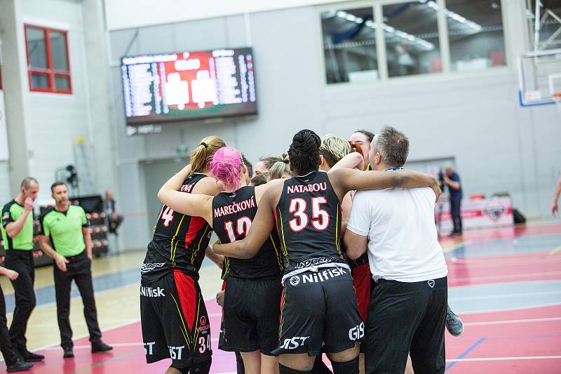 Finálový zápas finálového turnaje českého poháru basketbalistek v Karlových Varech, KP Brno  (v zelenobílém) - Sokol Nilfisk Hradec Králové