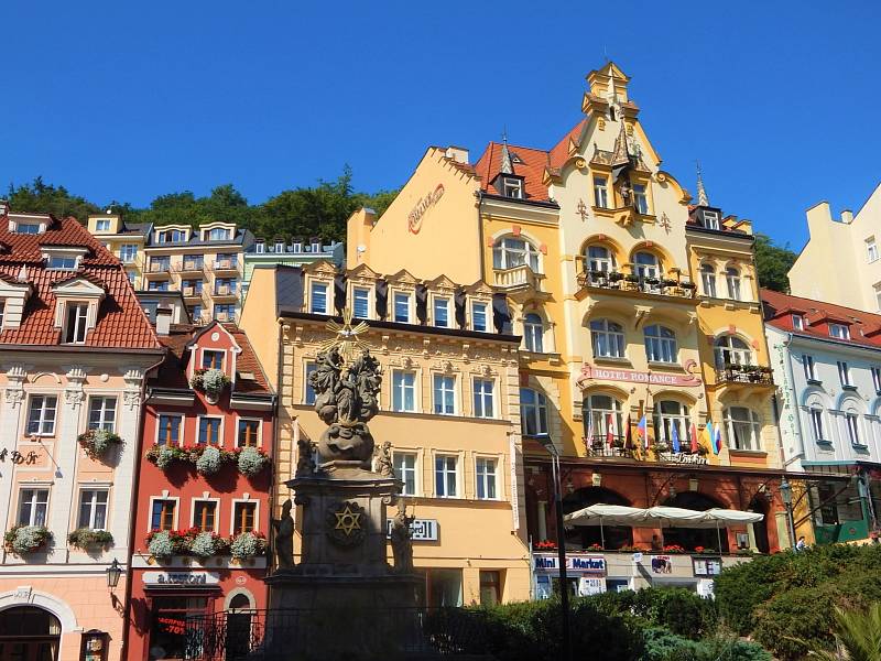 Centrum města Karlovy Vary zůstává i nadále prázdné. Lidé věří, že se po rozvolnění opatření život do města zase vrátí a turisté začnou do centra opět přijíždět.