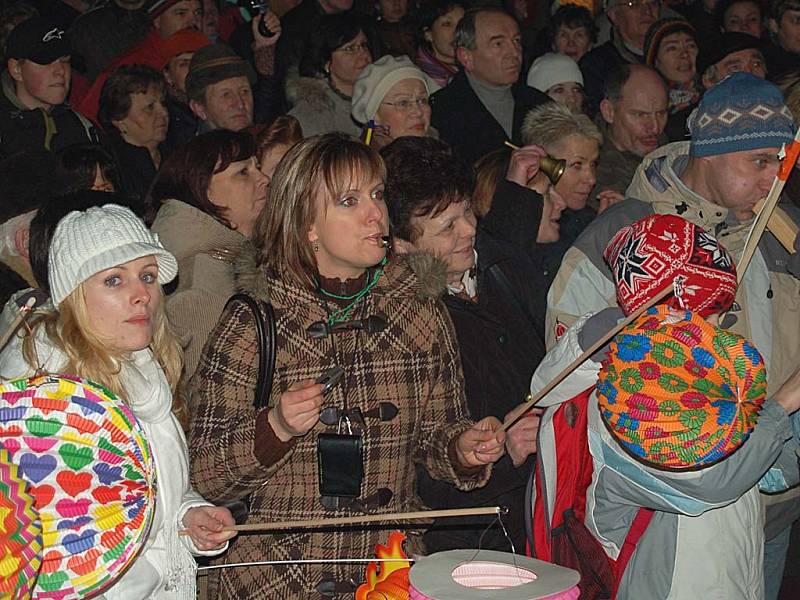 Lidé před Thermalem bouřlivě protestovali, zvláště když padlo jméno hejtmana karlovarského kraje či Jiřího Mutinského, uvolněného krajského radního pro zdravotnictví.