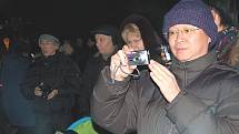 Šokovaní turisté si fotili protestní průvod, který zaplnil celou Masarykovu třídu.