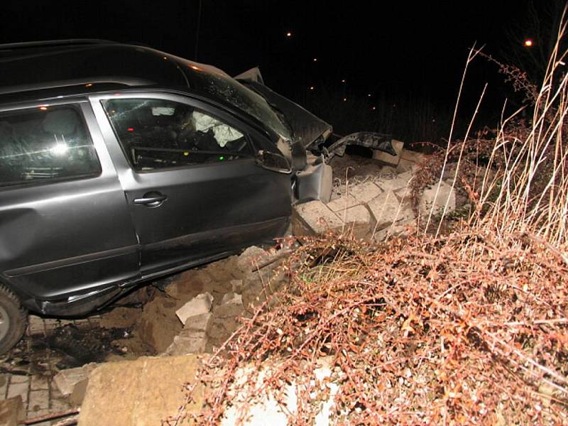 Přibližně stopětatřicetikilometrovou rychlostí se po Chebské ulici v Karlových Varech prohnal v neděli krátce po půl páté ráno šestatřicetiletý cizinec ve svém voze. Zběsilou jízdu zastavila kruhová křižovatka u nákupního centra, do které řidič narazil.