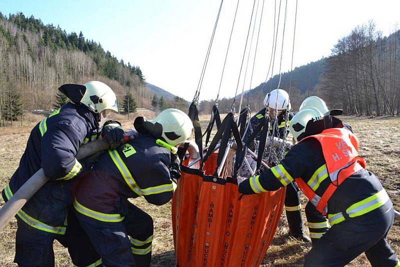 Karlovarští hasiči museli v úterý 29. března odpoledne likvidovat požár louky. S hašením pomáhal i vrtulník.