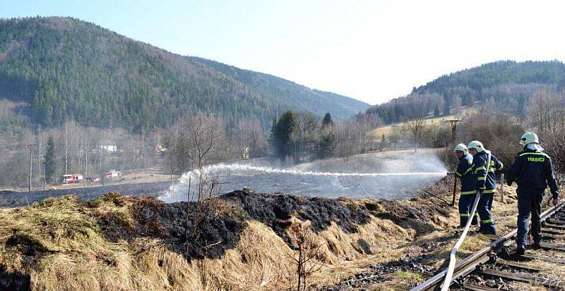 Karlovarští hasiči museli v úterý 29. března odpoledne likvidovat požár louky. S hašením pomáhal i vrtulník.