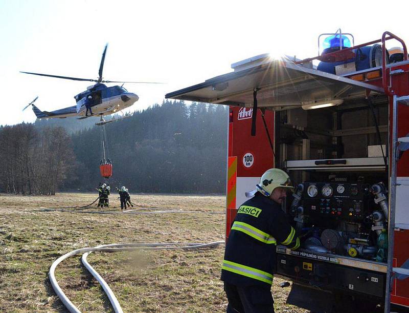 Karlovarští hasiči museli v úterý 29. března odpoledne likvidovat požár louky. S hašením pomáhal i vrtulník.