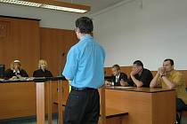 Hemzáčkovi u soudu. Lothar a Martin (oba vpravo na snímku) stanuli včera u soudu. Jsou obžalováni z brutálního napadení.