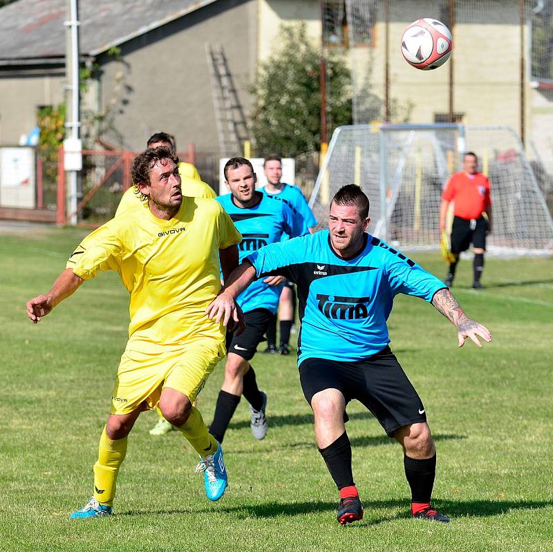 Premiérovou prohru v podzimní části okresního přeboru si připsaly na konto Dalovice (ve žlutém), když nestačily v poměru 2:5 na Božičany (ve světle modrém). Děpoltovice (v černém) pak uhrály v derby s Nejdkem B (v tmavě modrém) remízu 3:3.