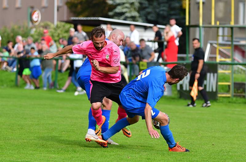 Cenný bod si připsala ve 4. kole krajské I. A třídě na konto rezerva FK Ostrov, která dosáhla v souboji s TJ Karlovy Vary-Dvory po výsledku 1:1 na bodový zisk.