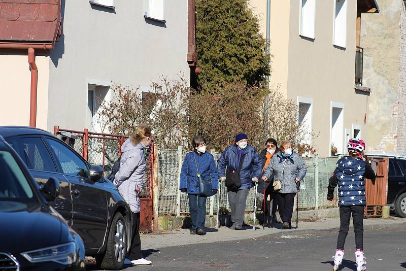 Zatímco v neděli byl poměrně klid na stezce v Tašovicích, kam lidé v poslední dny míří na procházky, rušno bylo na Meandru.