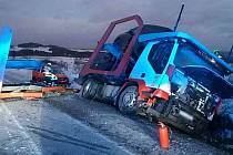 Na silnici I/6 u odbočky na Žlutice (pomístní název Na Hvězdě) havarovala tři osobní auta a nákladní auto, převážející osobní auta.