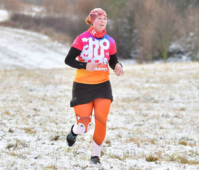 Pátý závod jubilejního 20. ročníku Zimního běžeckého poháru Kadaň dnes absolvovali běžci pod názvem Čertovský běh na Úhošť, který měřil 5600 metrů.