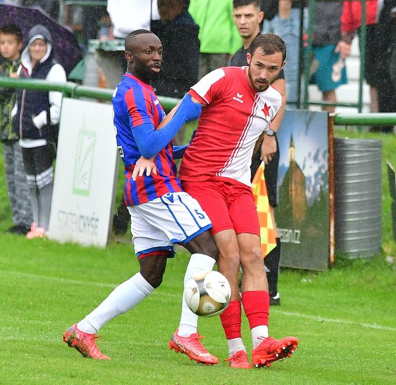 Západočeské derby přetavila v tříbodový zisk karlovarská Slavia, která porazila rezervu Viktorie Plzeň posilněnou o několik hráčů ligového A-týmu 1:0.