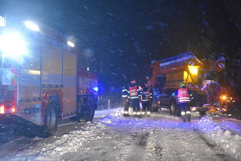 Zásahy hasičů kvůli hustému sněžení.
