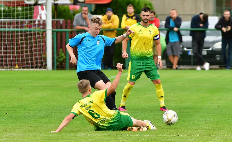 Dvory (ve žlutém) porazily 7:0 výběr Lomnice.