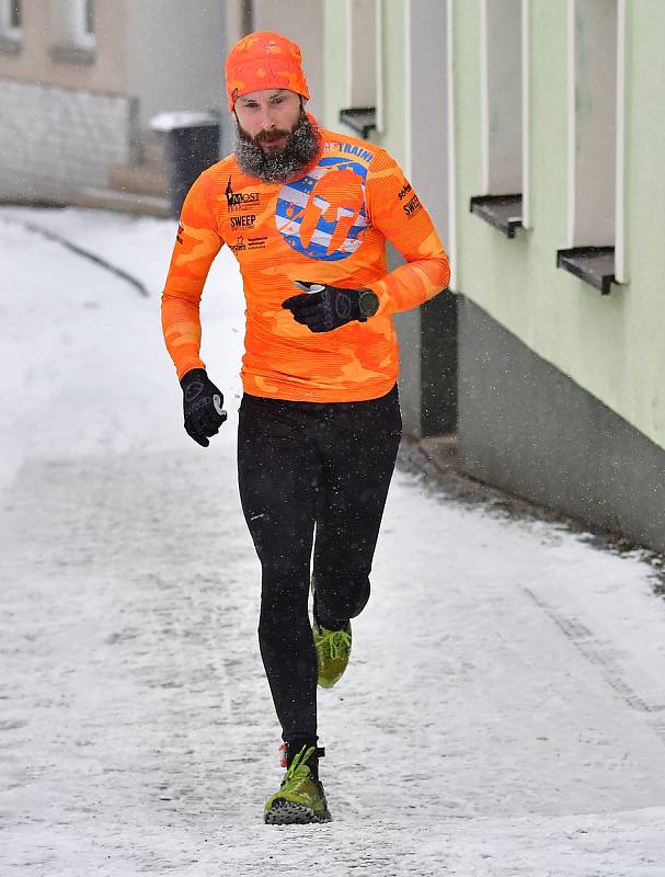 Dvanáctým dílem pokračoval o víkendu 20. ročník Zimního běžeckého poháru Kadaň. Tentokrát čekal závodníky, kterých se sešlo na startovním roštu 186, desetikilometrový Běh historickou Kadaní.