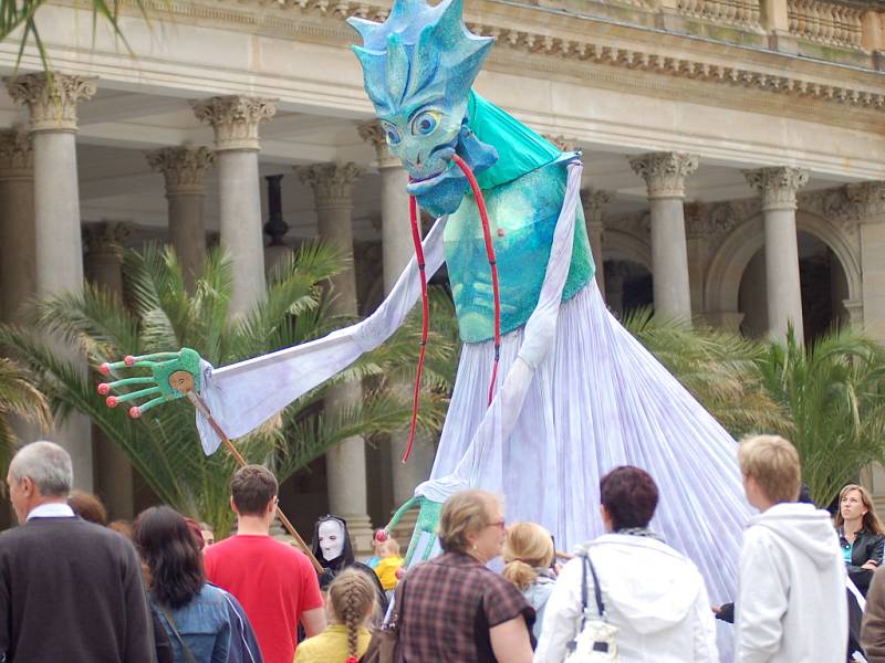 Karlovarský karneval. Tradiční karnevalový průvod v neděli odpoledne prošel městem horkých pramenů.