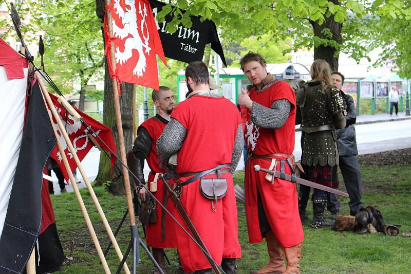 Zahájení 662. lázeňské sezony v Karlových Varech mělo na programu žehnání pramenů i průvod Karla IV. městem