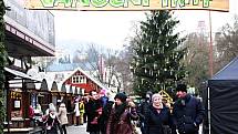KLID NA TRZÍCH. Na vánočních trzích v Karlových Varech a v Chebu byl včera klid. Během dne tu ale příliš lidí nebylo. Ti, co sem přišli, obavy o bezpečnost neměli.