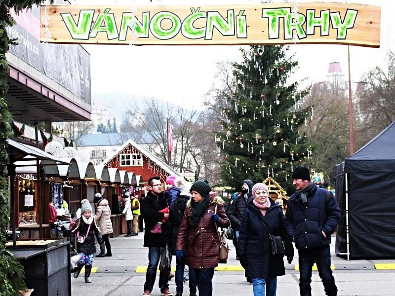 KLID NA TRZÍCH. Na vánočních trzích v Karlových Varech a v Chebu byl včera klid. Během dne tu ale příliš lidí nebylo. Ti, co sem přišli, obavy o bezpečnost neměli.