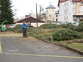Kácením stromů v areálu Karlovarské krajské nemocnice začaly přípravy na stavbu nového pavilonu akutní medicíny.