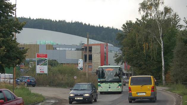 Před vrátnící staré vodárny v Tuhnicích chce město postavit další kruhovou křižovatku. Kvůli sporům s Vodárnami a kanalizacemi s ní ale ještě nezačalo.