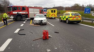 Nehoda dvou osobních automobilů na dálnici D6.
